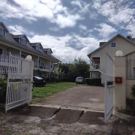 Club Caribbean Apartments Ранэвей-Бей Экстерьер фото