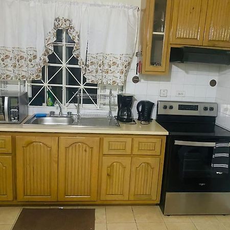 Club Caribbean Apartments Ранэвей-Бей Экстерьер фото