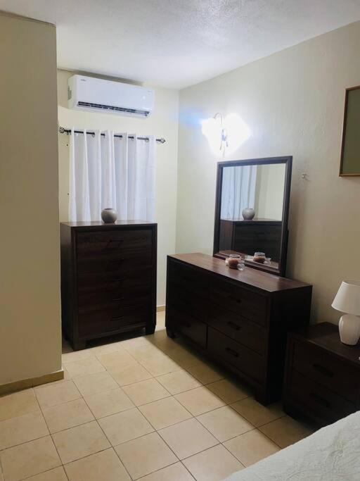 Club Caribbean Apartments Ранэвей-Бей Экстерьер фото